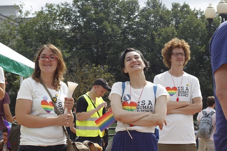 Danielle Gargour, Katja Orpana och Simon Classon tar del av festligheterna i parken.