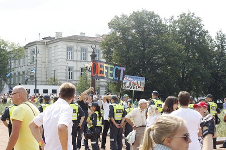 Efter ett par minuters turbulens i parken återfick polisen kontroll över situationen och kunde samla motdemonstranterna på ett område en bit bort från scenen.