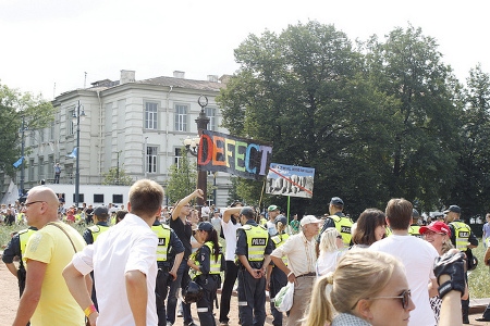 Efter ett par minuters turbulens i parken återfick polisen kontroll över situationen och kunde samla motdemonstranterna på ett område en bit bort från scenen. 