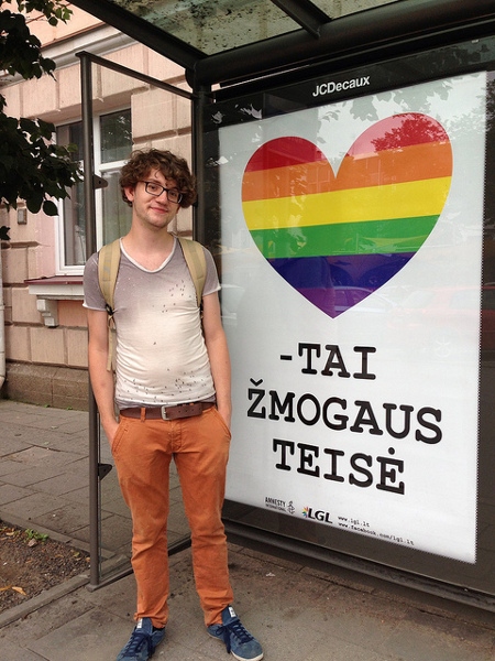 Amnestyaktivisten Tobias Simon Mäder från Schweiz står framför en av Amnestys affischer som fanns upphängda på flera ställen i huvudstaden. Budskapet lyder: Hjärta (kärlek) - en mänsklig rättighet.