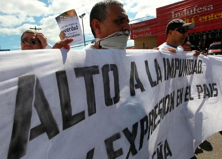 Journalister demonstrerar utanför presidentpalatset i protest mot att journalister mördas. Enligt vissa uppgifter har upp till 17 journalister mördats sedan år 2010 vilket gör Honduras till ett av världens farligaste länder för journalister. 