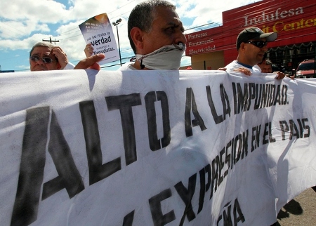 Journalister demonstrerar utanför presidentpalatset i protest mot att journalister mördas. Enligt vissa uppgifter har upp till 17 journalister mördats sedan år 2010 vilket gör Honduras till ett av världens farligaste länder för journalister.