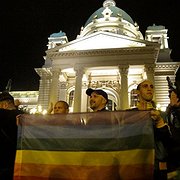 Efter förbudet samlades ändå 200 perrsoner till ett Pridetåg i Serbiens huvudstad.