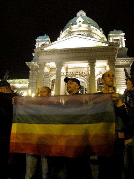Efter förbudet samlades ändå 200 perrsoner till ett Pridetåg i Serbiens huvudstad.