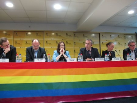 Besvikna tongångar på lördagens presskonferens från Goran Miletic (Civil Rights Defenders), Jelko Kacin (liberal slovensk Eurpopaparlamentariker , Birgitta Ohlsson (Sveriges EU-minister), Michael Davenport (chef för EU-delegationen i Serbien) Marije Cornelissen (nederländsk grön Europaparlamentar