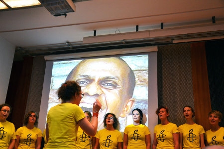 Amnestykören inledde med sång vid seminariet den 14 september. Salen i ABF-huset fylldes snabbt av 150 besökare. Ytterligare omkring 100 personer såg seminariet på TV i en sal på en annan våning.