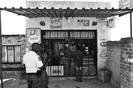 En typisk butik i Tembisa. De gallerförsedda grindarna måste alltid vara stängda för att hålla obehöriga utanför affären. 