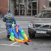 Polisen slår till i Moskva i maj 2012 när en liten grupp försökte genomföra Pridefirande.