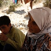 Um Mohammed bor tillsammans med sin man och tre av sina sex barn i ett enkelt tält i en liten by i Bekaa-dalen. De har förlorat allt. – Vi jobbar med att ta hand om getter här och bor på marken gratis. Libaneserna hjälper oss allt de kan. Det värsta är att syrierna börjat bli rädda för varandra. 