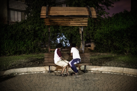 Daniel och Merhavi sitter i en park i Petah Tikva utanför Tel Aviv. De bor på ett israeliskt boende för tortyroffe