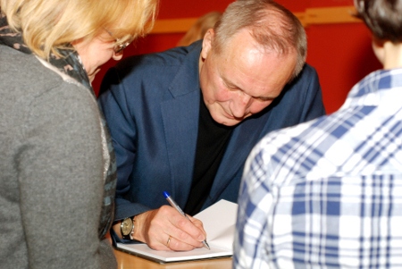 Uladzimir Njakljajeu signerade boken Brev till Volha och friheten på Uppsala stadsbibliotek. I det belarusiska språket får boktiteln ”Лісты да Волі”, ”Brev till Volja” dubbel betydelse eftersom Volja både betyder frihet och är ett smeknamn för Volha.