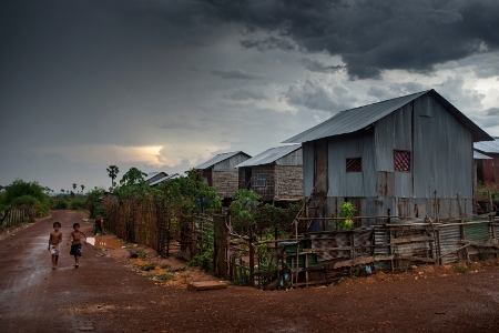 Monsunregn över Phnom Udong. Hit förflyttades invånarna från Borei Keila.