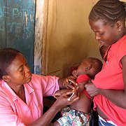 En hälsovårdsarbetare i en by i norra Sierra Leone ger en vaccination i februari 2009. Då hade hon inte fått lön av regeringen på fyra år. 