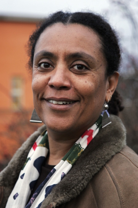 Véronique Tadjo kommer från Elfenbenskusten och bor för närvarande i Sydafrika. Hon har skrivit flera romaner, varav ”Drottning Pokou” tidigare getts ut på Leopard. Véronique Tadjo  är också verksam som barnboksförfattare och konstnär. 