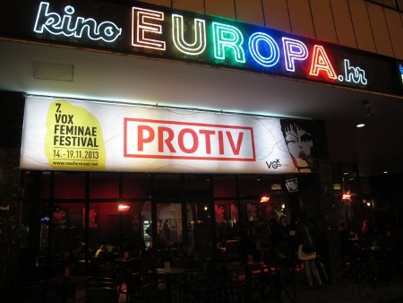 Alternativa filmfestivalen Vox Feminae visar sitt stöd för nej-sidan ovanför entrén till Kino Europa. 