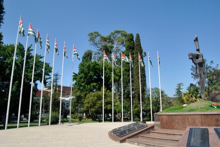 Minnesmärket över stupade i ”Ärans park” i Suchumi omgärdas av abchaziska flaggor.