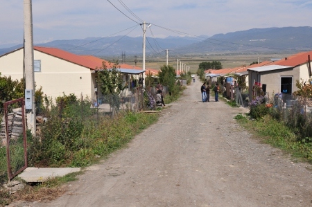  Ett boende utanför byn Shavshvebi för internflyktingar från Sydossetien, några hundra meter från motorvägen mellan Tbilisi och Gori. 