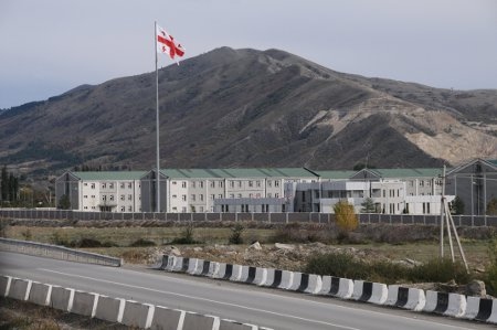 Den sönderbombade militärförläggningen i Gori har återuppbyggts och kompletterats med ett militärsjukhus.