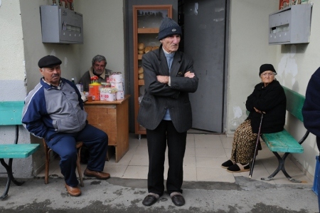 I augusti flyttade internflyktingar från Abchazien in i nybyggda flerfamiljshus i Batumi. Husen var så nya att cementen inte hade hunnit torka vilket har gett en del av dem allergier.