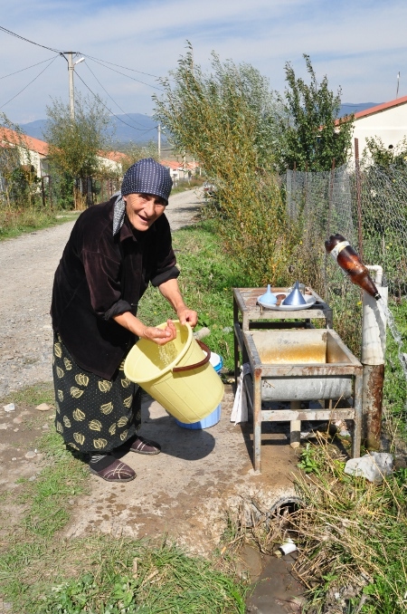Tsisana Beruashvili, 72 år från Sydossetien, har bott i Shavshvebi i fem år och tar väl vara på vattnet som släpps på en timma varje morgon, middag och kväll.