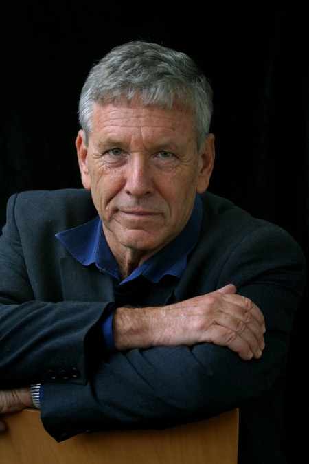 Amos Oz är en av Israels främsta författare. 1953, vid 14 års ålder, flyttade Amos Oz hemifrån för att bo och arbeta på en kibbutzen Hulda. Där träffade han också sin blivande fru Nily. Tillsammans med sina tre barn stannade familjen Oz på kibbutzen i över trettio år.