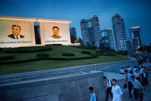 Arbetare på väg ner till tunnelbanan i Pyongyang.