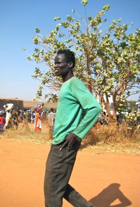 Uppgiven man går runt bland folkmassorna inne på FN-basen i Juba.