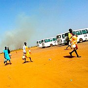 Många flydde undan striderna, som inleddes den 15 december, genom att ta sig över flygplatsen mot FN-basen. I bakgrunden stiger rök, endast någon kilometer bort, antagligen från SPLA's militärbas Bilpam, som blev attackerad under natten. 