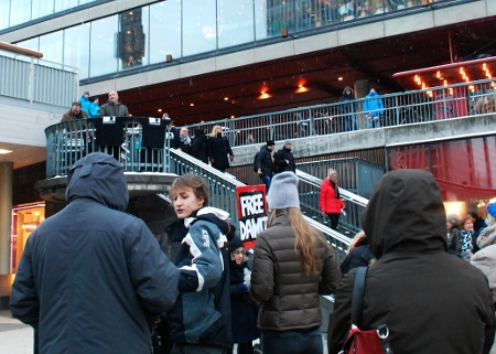 Kurdo Baksi, chefredaktör för tidningen Svartvitt, inledde manifestationen på Sergels torg.