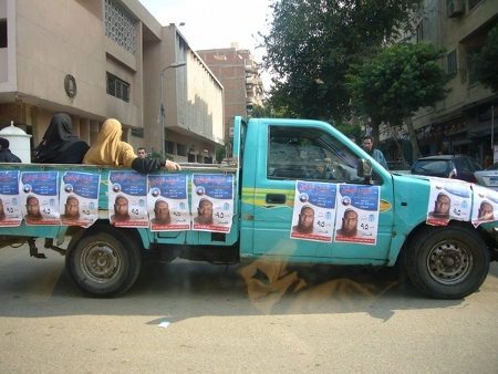 Salafistpartiet hjälper till med att transportera kvinnor i Kairo till vallokalen vid valet i november 2011.