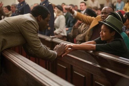 Nelson Mandela (Idris Elba) och Winnie Mandela (Naomie Harris) tvingades leva åtskilda i 27 år. 