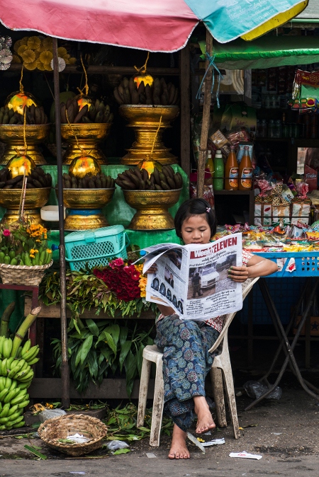 För två år sedan slopades förhandscensuren och överallt ser man burmeser som läser tidningar.