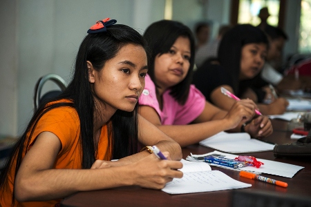 Journalistutbildning pågår i Myanmar Media Library i Rangoon. Trots sin ungdom har många fått känna på militärens makt och några har suttit i fängelse.