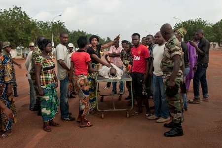 Familj och vänner protesterar mot att Seleka dödat en tidigare armésoldat genom att föra kroppen genom Banguis gator.