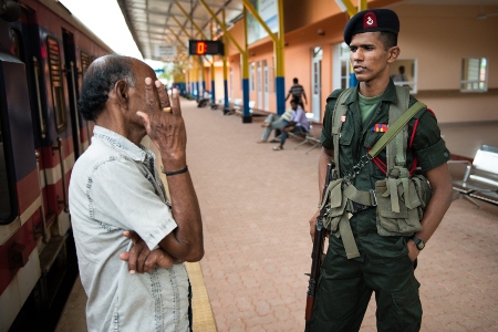 I norra Sri Lanka dominerar tamiler och här har militären fortfarande en synlig närvaro som på stationen i Killinochi.