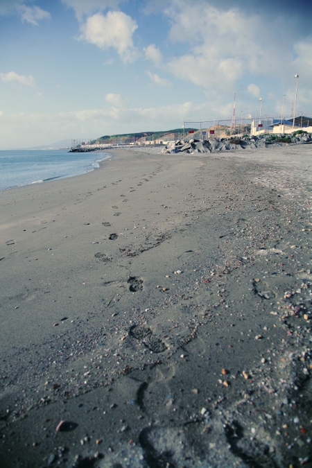 Denna strand är en del av drömmen om Europa för migranter och flyktingar som vill in i Ceuta.