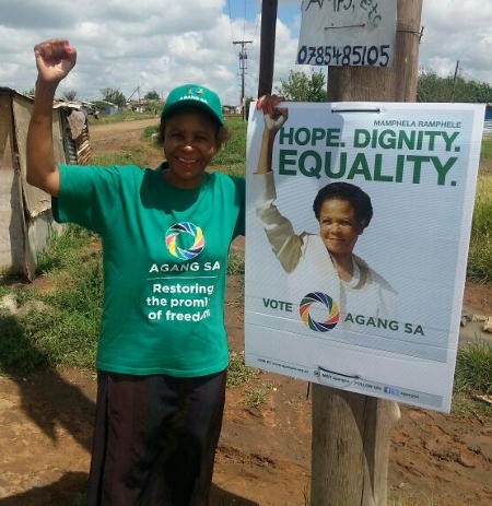 15. Mamphela Ramphele sätter upp affischer i Free State den 18 mars 2014.
