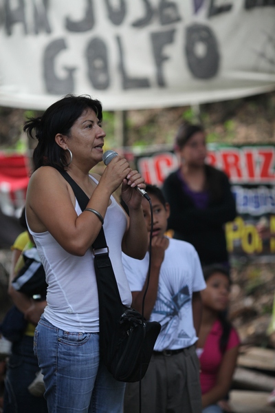 Yolanda Oquelí är ledare i FRENAM som år 2012 protesterade mot guldutvinning i El Tambor som ett kanadensiskägt bolag bedriver. Hon sköts den 13 juni 2012 på väg hem efter en protest men överlevde attentatet.