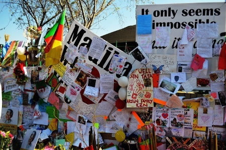 Människor lämnar hälsningar till Nelson Mandela medan han var inlagd på Medi Heart Clinic i Pretoria Juni 2013.