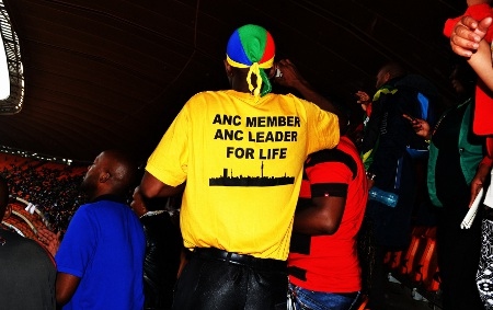 Människor stämmer in i sång på minnesceremonin för Nelson Mandela på FNB Stadium den 10 december.