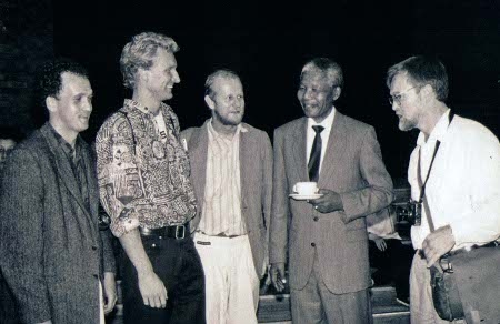 Magnus Walan till vänster i ett av sina möten med Mandela.