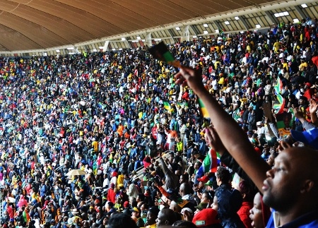  Människor sjunger om Mandela och ANC på Mandelas minnesceremoni på FNB stadium.