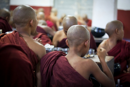 Burma domineras av buddhister. Här syns novismunkar i Rangoon.