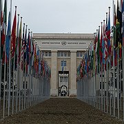 Utanför FN-högkvarteret står 193 flaggstänger som symboliserar de 193 medlemsnationerna. Det finns fästen för fler flaggstänger.