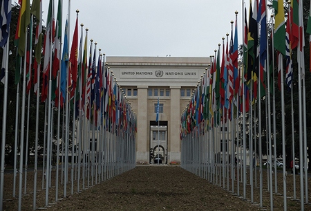 Utanför FN-högkvarteret står 193 flaggstänger som symboliserar de 193 medlemsnationerna. Det finns fästen för fler flaggstänger.