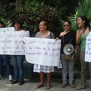 Kvinnor demonstrerar utanför högsta domstolen i San Salvador 30 april 2013 med krav på att ”Beatriz” ,en ung kvinna skulle få göra abort då hennes liv var i fara och fostret inte skulle kunna överleva. 170 000 vädjanden skickades tack vare Amnestys aktion och den 3 juni fick Beatriz göra abort.