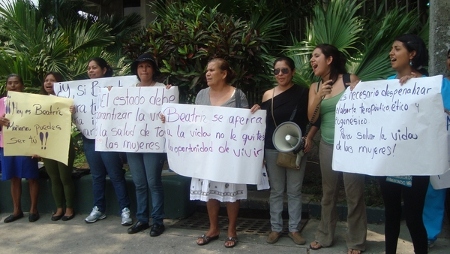 Kvinnor demonstrerar utanför högsta domstolen i San Salvador 30 april 2013 med krav på att ”Beatriz” ,en ung kvinna skulle få göra abort då hennes liv var i fara och fostret inte skulle kunna överleva. 170 000 vädjanden skickades tack vare Amnestys aktion och den 3 juni fick Beatriz göra abort.