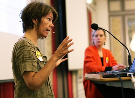 Katarina Bergehed berättar om förslaget till sexarbetarpolicy medan Sofia Halth lyssnar.