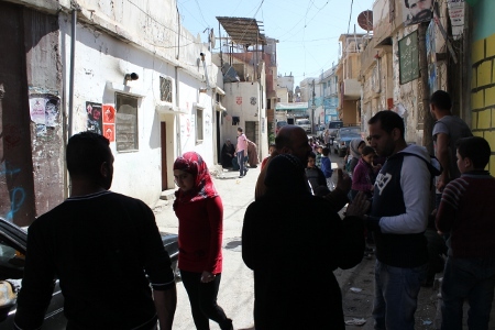 Al-Jaleel är som de andra palestinska flyktinglägren i Libanon. Tätt sammanpackad bebyggelse som ständigt växer på höjden och ett trassel av tjyvkopplade elkablar som är dragna mellan husen.