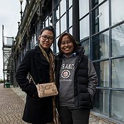 Zin Mar Aung och Pyo Let Han utanför Kägelbanan.